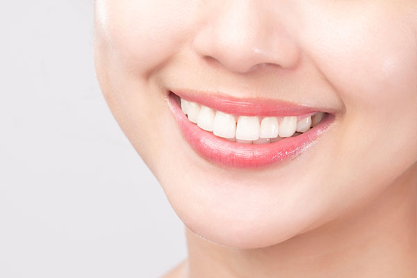口元の輝きは、自信と健康の証です