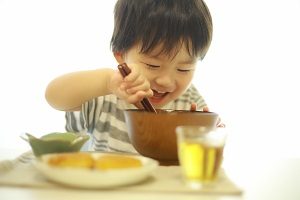 食事する男の子