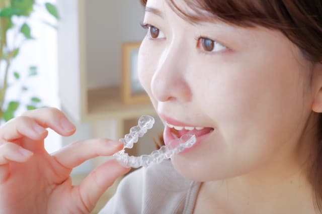 マウスピース矯正をしている女性