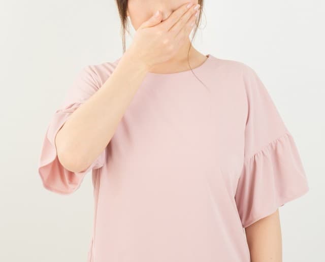 口臭を気にする女性