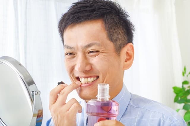 マウスウォッシュを使用する男性