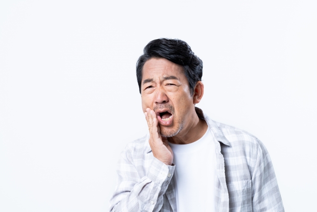 歯のトラブルを感じる男性