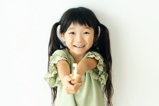 歯ブラシを持つ女の子