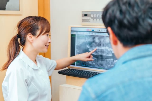 定期検診で歯の状態を確認する様子