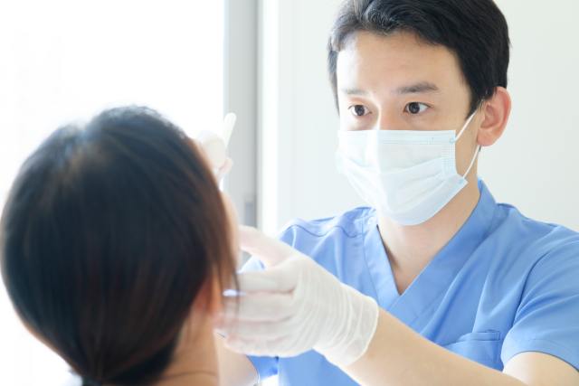 診察をする歯科医師
