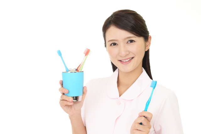 笑顔を見せる歯科医師の女性