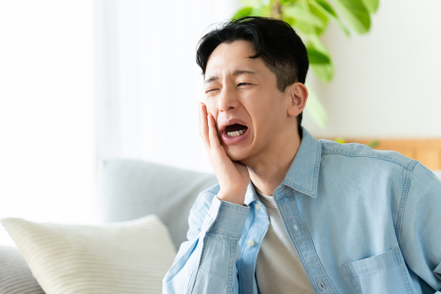 歯を痛がる男性
