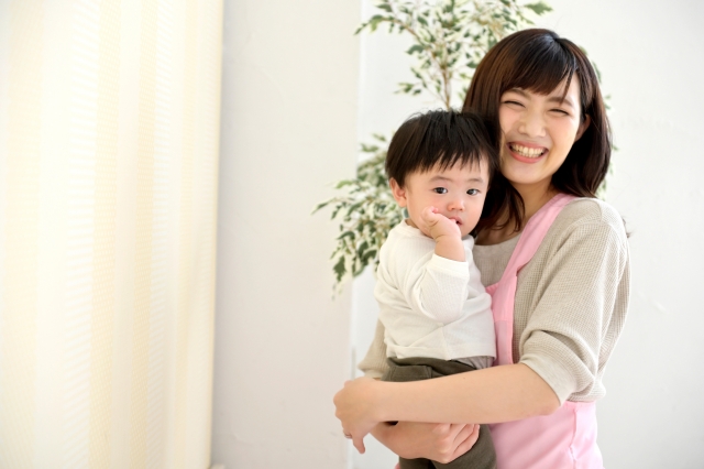 母親と指しゃぶりをする男の子